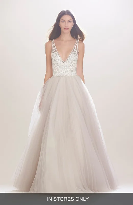 Carolina Herrera Mercedes V-Neck Lace & Tulle Gown